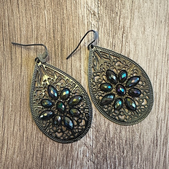 Jewelry - 4/$20🙈Intricate Teardrop Earrings with Iridescent Accents